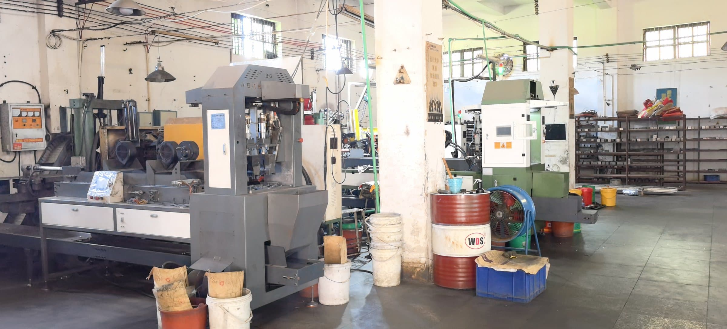 Hongfeng zinc alloy hardware workshop with production machinery