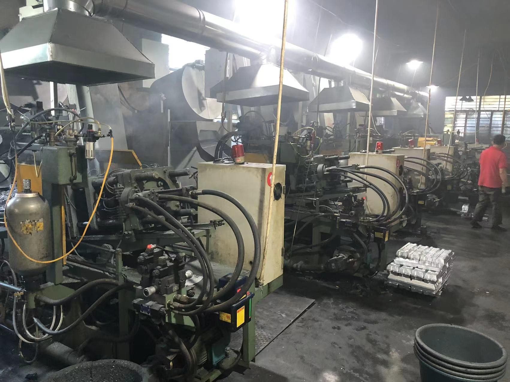 Process machinery in the Hongfeng metal hardware workshop